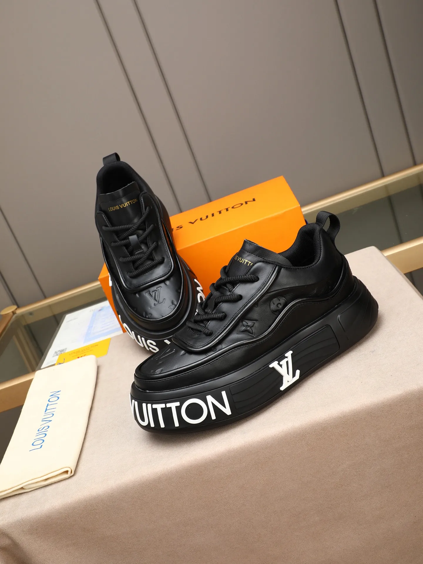 Men's men's shoes 💰560 LV are fashionable and fashionable, and the uppers are made of imported cowhide embossing! Super trendy design! It’s eye-catching! The leather is soft, delicate, shiny and translucent, showing the ultimate in pure handcraftsmanship, and the mesh is soft, comfortable and breathable! Size: 39-44 (38 45 customized)